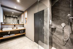 Koupelna v ubytování ALMMONTE SENSUM SUITES Boutique Hotel