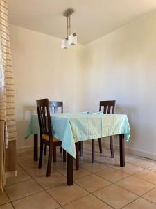 een eettafel met stoelen en een blauwe tafelkleed bij Casa Patagonia #1015 in Coihaique