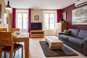 uma sala de estar com um sofá e uma mesa em ALPES Annecy Rent Lodge em Annecy