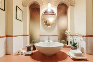 Kamar mandi di 1400's Apartment, Stylish Smart Ground Floor Apartment inside Lucca