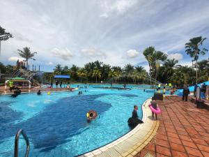 Bazén v ubytování Bukit Beruntung Resort nebo v jeho okolí