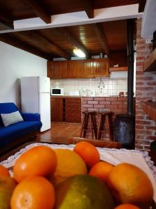Eine Küche mit einem Haufen Orangen auf dem Tisch in der Unterkunft Quinta da Fonte - Casa da Charrete in Caldas da Rainha
