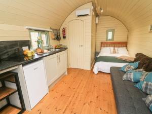 una habitación con cocina y un sofá en una casa pequeña en Hare en Keighley
