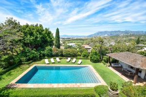 Výhled na bazén z ubytování Spacious Andalusian-inspired Villa with Scenic Views nebo okolí