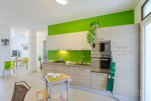 Kuchyň nebo kuchyňský kout v ubytování La Natura, spazioso appartamento in villa