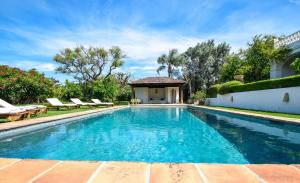 Bazén v ubytovaní Spacious Andalusian-inspired Villa with Scenic Views alebo v jeho blízkosti