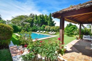 Bazén v ubytovaní Spacious Andalusian-inspired Villa with Scenic Views alebo v jeho blízkosti