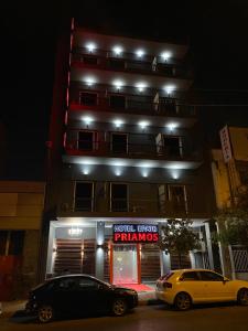 雅典的住宿－Priamos Hotel Erato，两辆汽车晚上停在大楼前