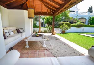 Posedenie v ubytovaní Spacious Andalusian-inspired Villa with Scenic Views