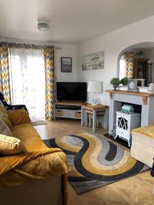 sala de estar con sofá y TV en SunKist Lodge en Bridlington