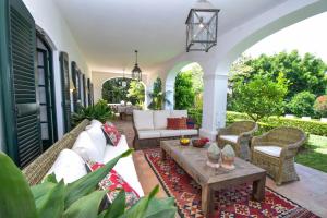 Posedenie v ubytovaní Spacious Andalusian-inspired Villa with Scenic Views
