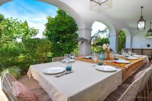 Vonkajšia záhrada v ubytovaní Spacious Andalusian-inspired Villa with Scenic Views
