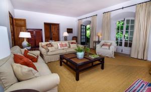 Posedenie v ubytovaní Spacious Andalusian-inspired Villa with Scenic Views