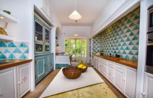 Kuchyňa alebo kuchynka v ubytovaní Spacious Andalusian-inspired Villa with Scenic Views