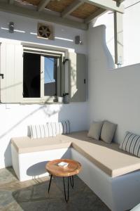 uma sala de estar com um sofá e uma mesa em Casa Di Volto em Skaládhos