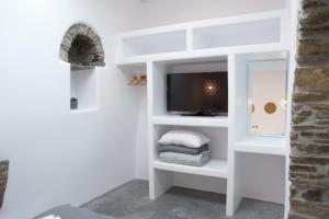 Televízia a/alebo spoločenská miestnosť v ubytovaní Casa Di Volto