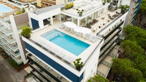 una vista aérea de un edificio con piscina en HVB 34 Lifestyle 4 Superior en Bibione