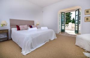 Posteľ alebo postele v izbe v ubytovaní Spacious Andalusian-inspired Villa with Scenic Views