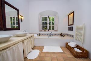 Kúpeľňa v ubytovaní Spacious Andalusian-inspired Villa with Scenic Views