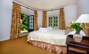 Posteľ alebo postele v izbe v ubytovaní Spacious Andalusian-inspired Villa with Scenic Views