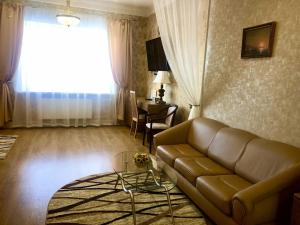sala de estar con sofá y mesa en Hotel Karavan, en Petrozavodsk
