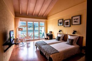 una camera con un letto e una grande finestra di Bellevue le Rocheray a Le Sentier