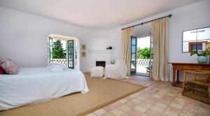 Posteľ alebo postele v izbe v ubytovaní Spacious Andalusian-inspired Villa with Scenic Views