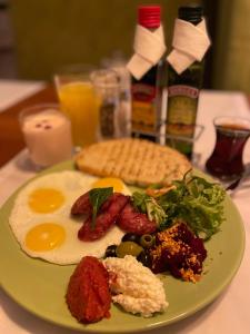 une assiette de nourriture pour le petit-déjeuner sur une table dans l'établissement Alexandria Hotel, à Pryluky