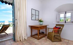 Balkón alebo terasa v ubytovaní Spacious Andalusian-inspired Villa with Scenic Views