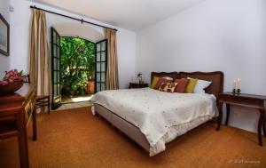 Posteľ alebo postele v izbe v ubytovaní Spacious Andalusian-inspired Villa with Scenic Views