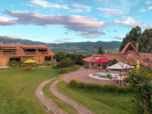 uma vista aérea de uma casa com um quintal em Hacienda la Odisea em Subachoque