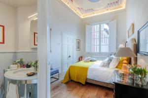 Giường trong phòng chung tại The Medieval Penthouse, Indulge among History in a Luxury 5 Bedrooms Apartment