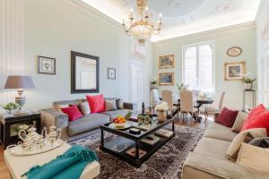 Khu vực ghế ngồi tại The Medieval Penthouse, Indulge among History in a Luxury 5 Bedrooms Apartment