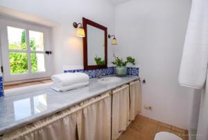 Kúpeľňa v ubytovaní Spacious Andalusian-inspired Villa with Scenic Views