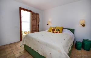 Posteľ alebo postele v izbe v ubytovaní Spacious Andalusian-inspired Villa with Scenic Views