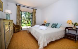 Posteľ alebo postele v izbe v ubytovaní Spacious Andalusian-inspired Villa with Scenic Views