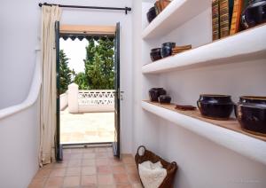 Balkón alebo terasa v ubytovaní Spacious Andalusian-inspired Villa with Scenic Views