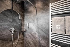 Koupelna v ubytování ALMMONTE SENSUM SUITES Boutique Hotel