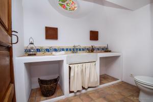 Kúpeľňa v ubytovaní Spacious Andalusian-inspired Villa with Scenic Views