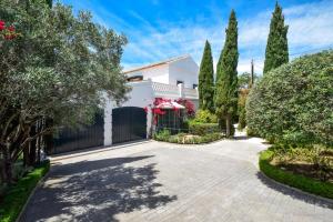 Vonkajšia záhrada v ubytovaní Spacious Andalusian-inspired Villa with Scenic Views