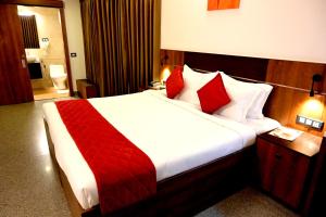 Un pat sau paturi într-o cameră la Hotel Thamburu International