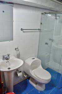 Ett badrum på Casa Serrano - Calle Real 5