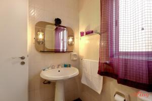 Kupatilo u objektu Seaside Apt with Side Sea Views - New +8 fotografija