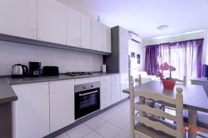 Kuchyň nebo kuchyňský kout v ubytování Seaside 2 Bedroom Apt wSide Sea Views - New
