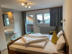 um quarto de hotel com duas camas e um lavatório em Ferienwohnungen Haus Bergflora em Bach