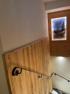 uma porta de madeira num quarto com uma fotografia na parede em Ferienwohnungen Haus Bergflora em Bach