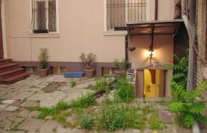 um pátio com vasos de plantas em frente a um edifício em Top Center Semi-detached Apartment Studio em Sófia