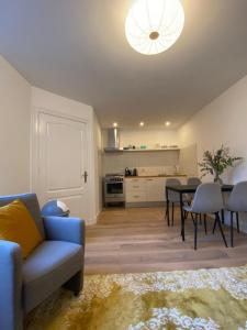 een woonkamer met een blauwe bank en een tafel bij Fijn guesthouse in Noordwijk
