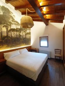 1 dormitorio con 1 cama y una pintura en la pared en Oianume, en Urnieta
