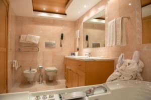 Bilik mandi di Pizzomunno Vieste Palace Hotel